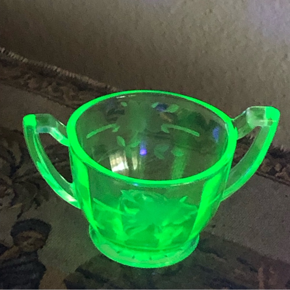 Vintage Vaseline Or Uranium Sugar Bowl Depression Glass - Picture 1 of 10